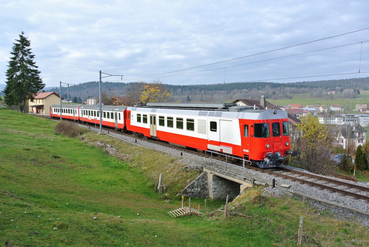 Der  neue  Schlerzug im Valle de Joux ist nun im Einsatz: Der Trieb- und Steuerwagen bekamen eine Revision und teilweise eine Neulackierung bei den TPF in Bulle. Im Bild durchfhrt der Pendel als Leermaterialzug Le Lieu - Le Pont die Haltestelle les Charbonnires. Der Pendel besteht aus dem RBDe (94 85 7) 567 174-8, B EWI 50 85 20-35 475-6 und ABt 50 85 39-33 202-6, 25.11.2014.