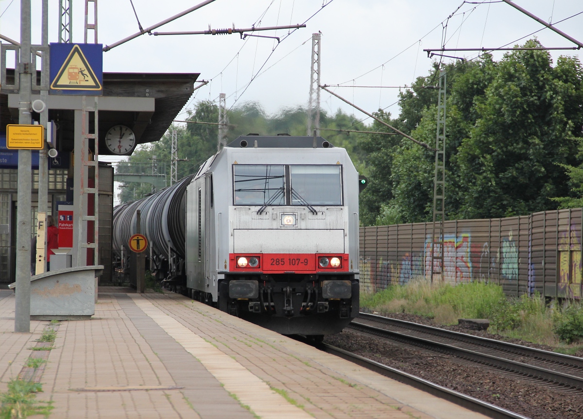 Der neue Traxx-Diesel der 285 107-9 musste bei dem langen und schweren Kesselwagenzug auch ganz schön arbeiten. Aufgenommen in Dedensen-Gümmer am 10.07.2013.