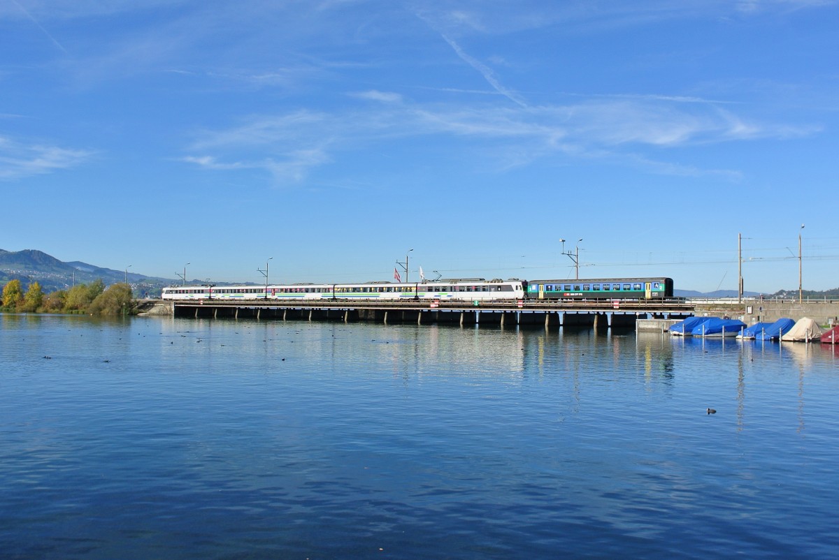 Der neue VAE: RBDe 561 081-B-BR-A-RBDe 561 084 und noch ein SBB EWII (NL) als Zusatzwagen. Solche Zusatzwagen kommen nur noch bis im Dezember zum Einsatz. Das Bild wurde auf dem Seedamm zwischen Rapperswil SG und Pfffikon SZ gemacht, 19.10.2013.