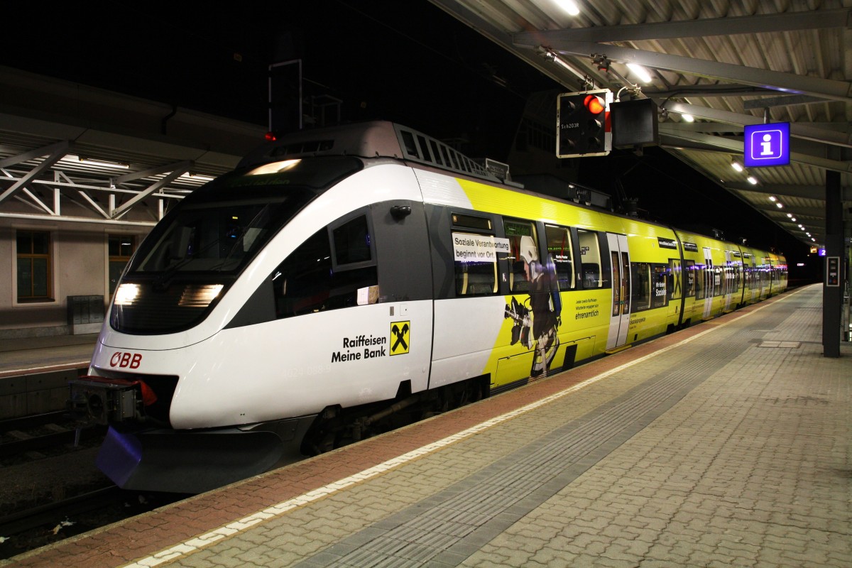 Der neue Werbe-Talent 4024 088-9  Raiffeisen, meine Bank  (Ex Tiroler Versicherung) macht Werbung für die Raiffeisen Clubmitglieder. Hier wartet der Talent als S-Bahn nach Saalfelden im Bahnhof Wörgl. 19.9.2015