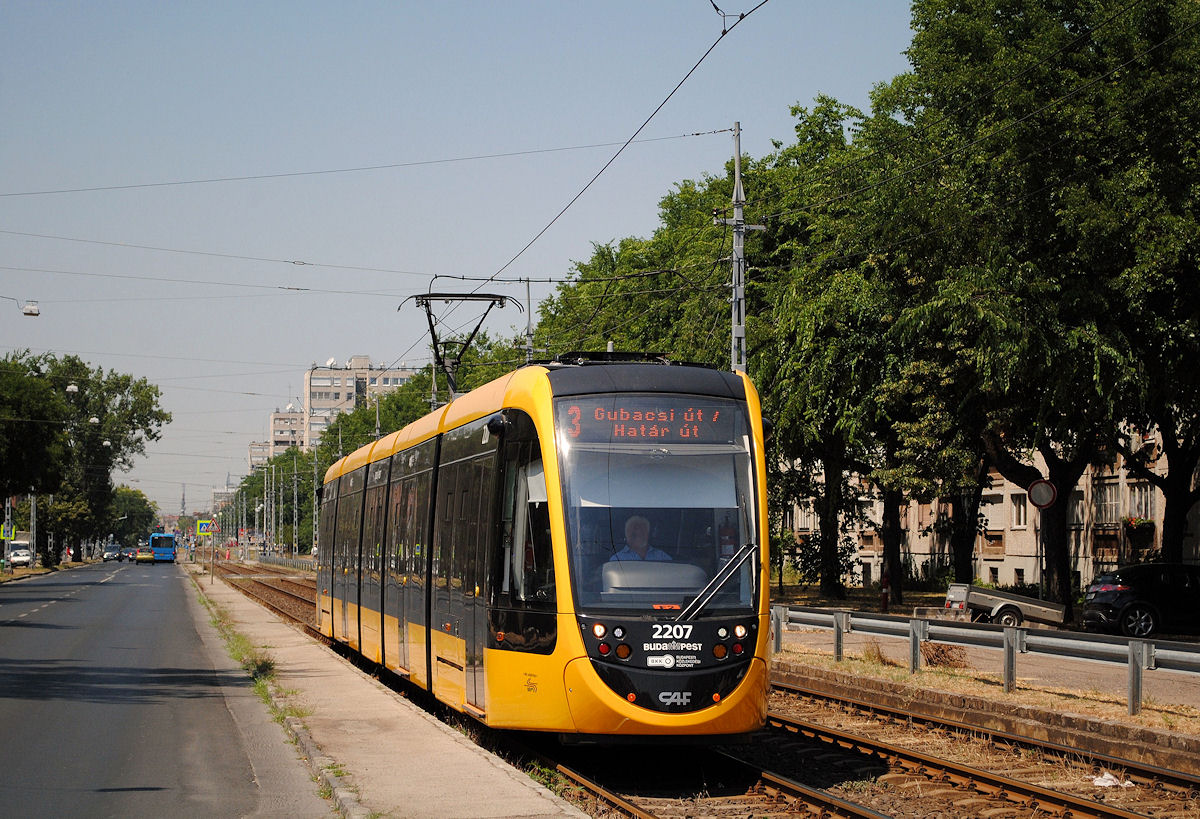 Der neugelieferte Tw. 2207 fährt durch die Nagylajos Kiralyne utja und nähert sich der Haltestelle Fogaresi ut. (12.07.2016)