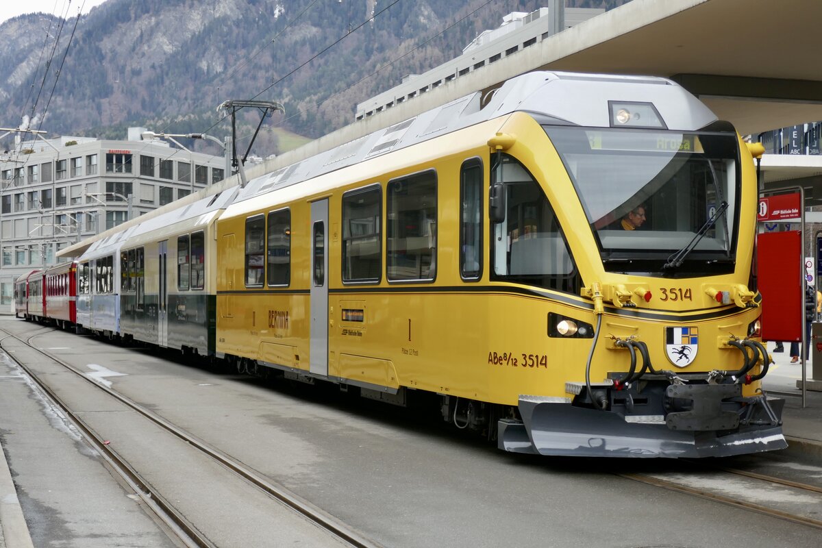 Der neulackierte  Ahnenzug  ABe 8/12 3514 im Retro Design der Bahnen von vor der Fusion am 26.12.23 auf dem Bahnhofplatz Chur.
