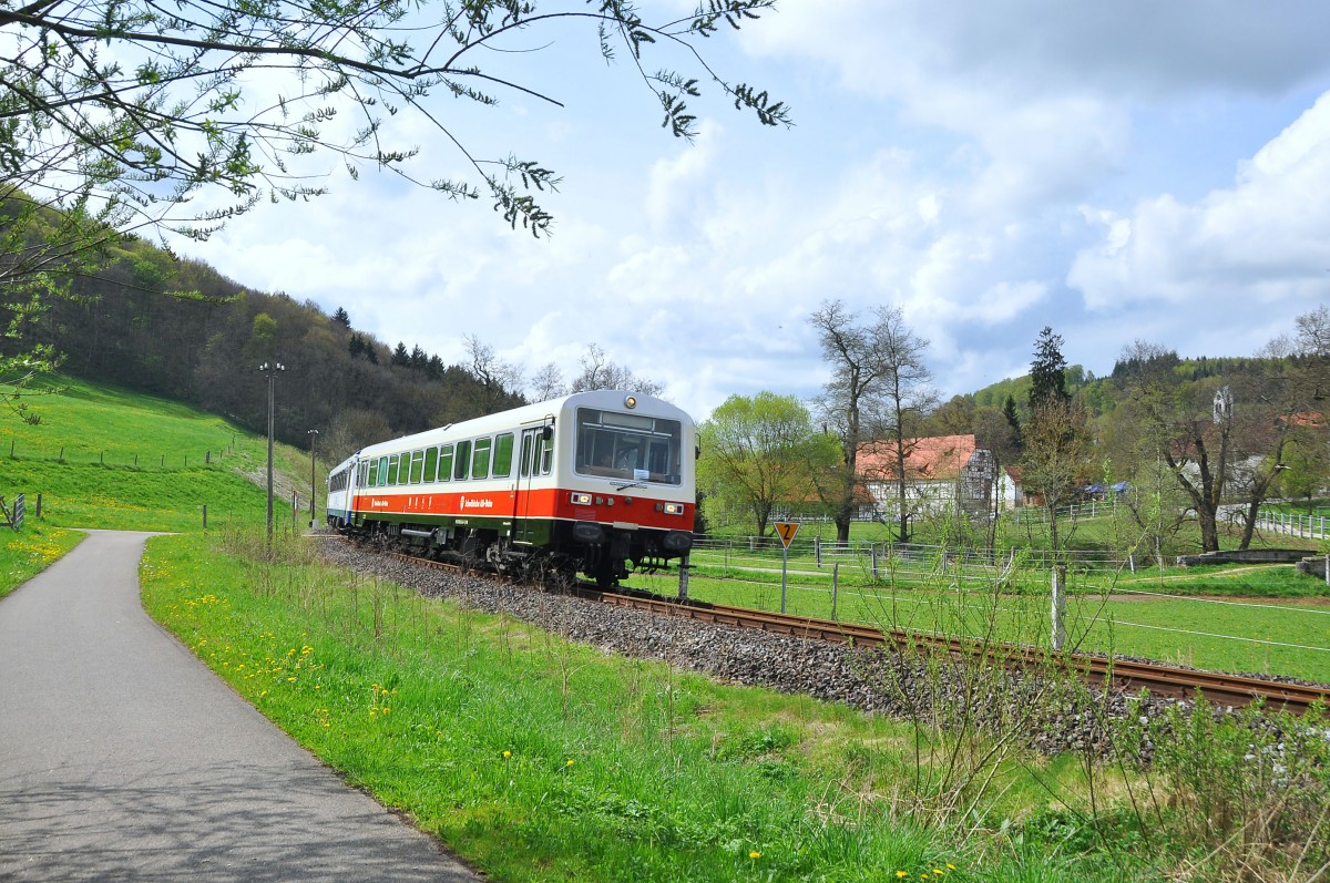 Der Neulackierte VT 411 mit Schwesterfahrzeugen der SAB auf seiner ersten Fahrt anläßlich der Saisoneröffnung von der Schwäb.Albbahn am 1.5.2014.Das Bild entstand beim Haupt und Langestüt Marbach.Die Fahrzeuge werden nach und nach diese Rot-Beige Lackierung erhalten
