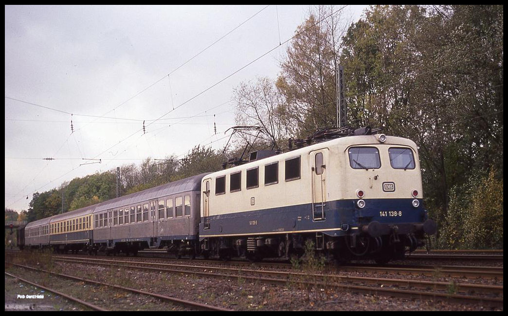 Der in den neunziger Jahre typische Nahverkehr zwischen Münster und Osnabrück. 141138 fährt am 4.11.1991 um 10.31 Uhr mit dem E 8613 nach Osnabrück in Natrup Hagen ab.
