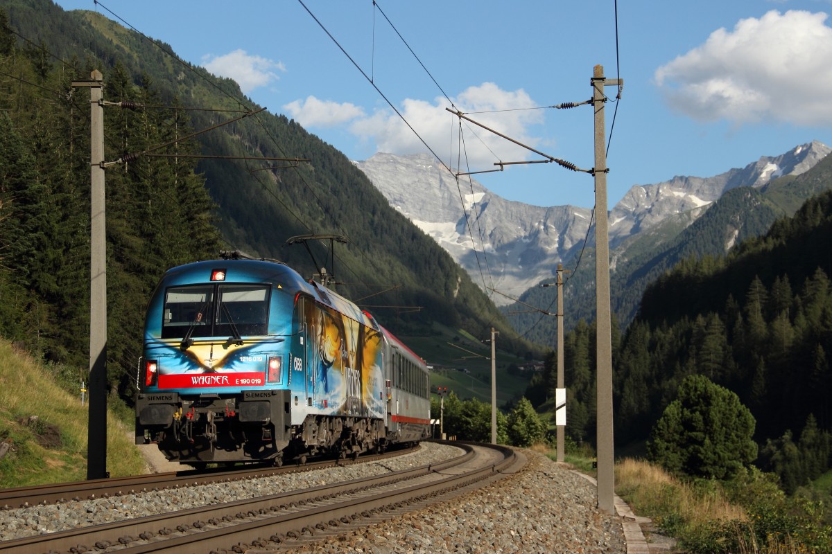 Der neuste BB Werbetaurus, die 1216 019 die zum Jubilum von Richard Wagner und Giuseppe Verdi beklebt wurde, zieht am 15.08.13 den EC 86 von Venezia Santa Lucia nach Mnchen und wurde hier kurz hinter St.Jodok festgehalten.