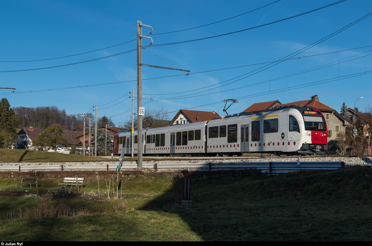 Der neuste Triebzug der TPF, geführt von ABe 2/4 105 (der letzte Triebzug, Nr. 106, ist noch nicht in Betrieb), erreicht am Morgen des 24. Dezember 2015 als S50 von Bulle her kommend Châtel-Saint-Denis. 