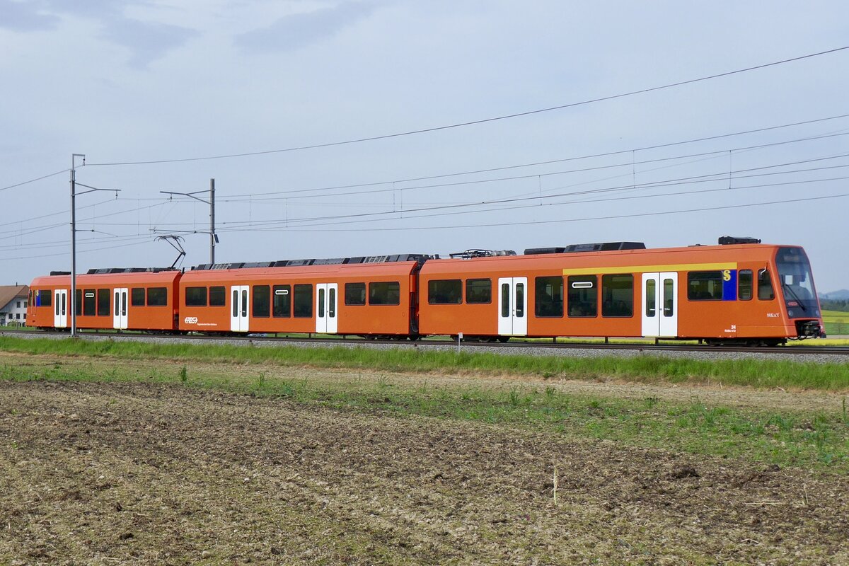 Der NExT RABe 4/12 34 als RE5 nach Solothurn am 29.4.24 zwischen Urtenen und Solothurn.