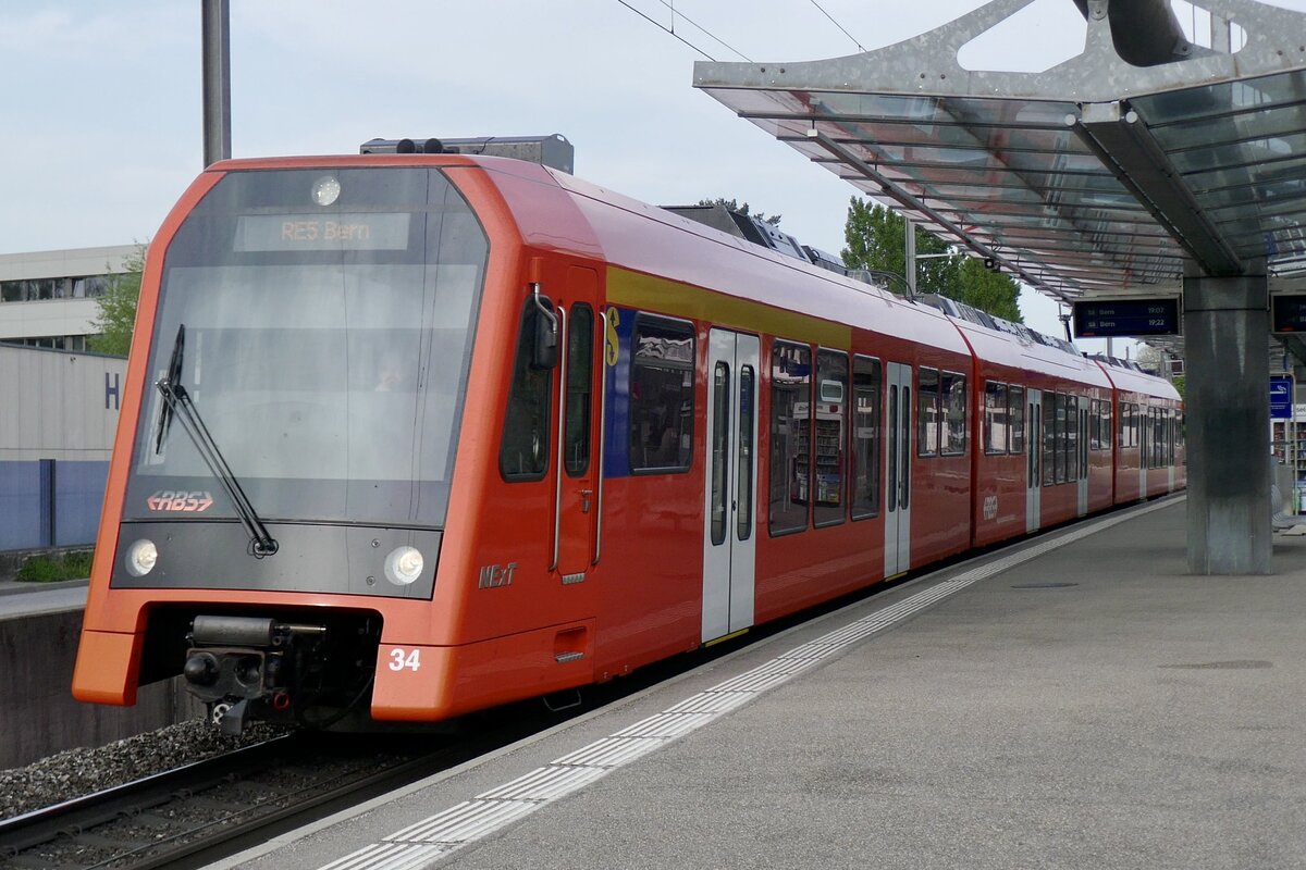 Der NExT RABe 4/12 34 am 29.4.24 bei der Durchfahrt im Bahnhof Schönbühl Shoppyland.