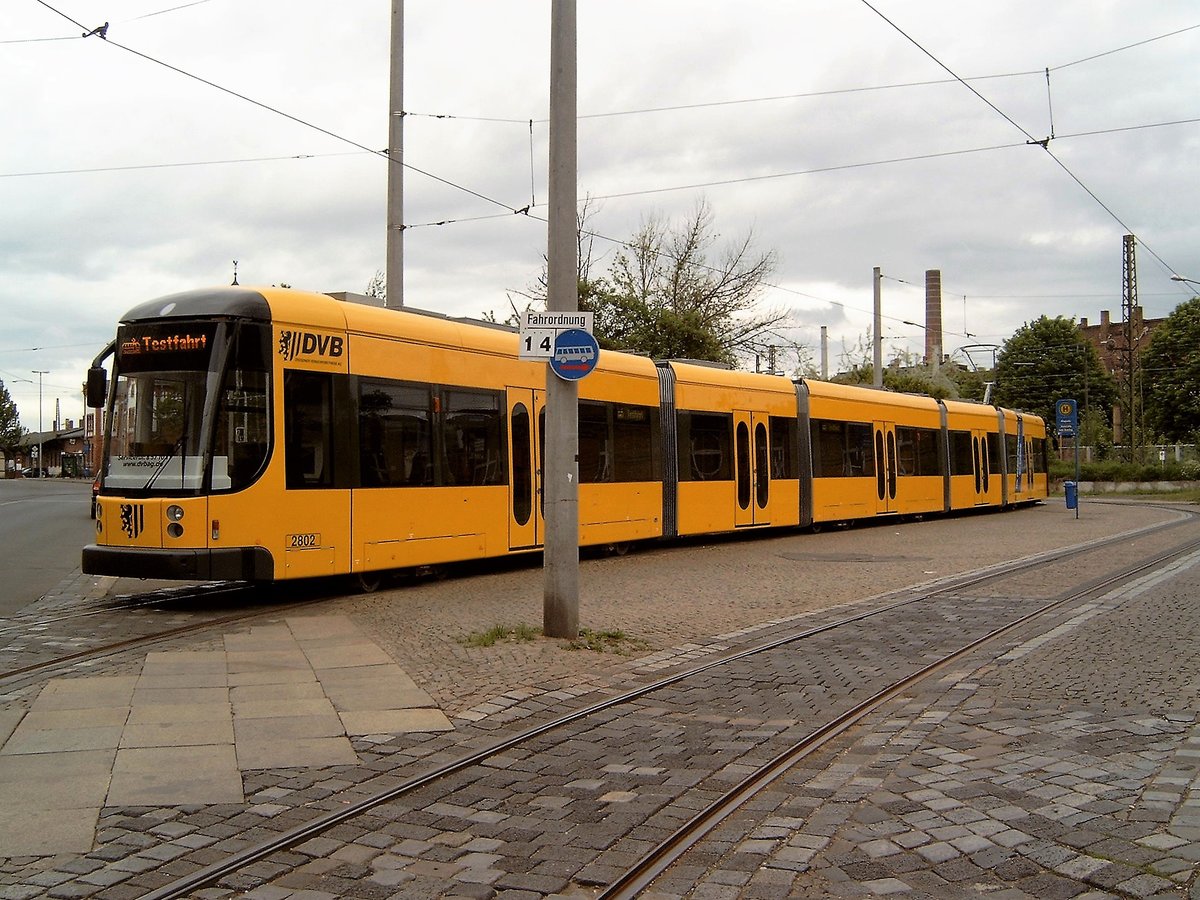 Der NGT D12DD ET 2802 der Dresdner Verkehrsbetriebe (DVB) hier am 18.5.2003 ganz frisch aus der Fabrik, noch vor Indienststellung in Leipzig zur Probefahrt. Wendeschleife am Hp Leipzig-Plagwitz. Dieser Zug trägt heute den Namen  Leipzig .