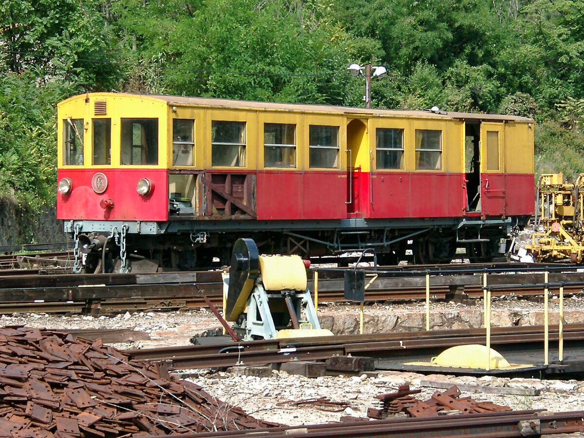 Der nicht mehr renovierte Schmalspur-ET ZBD 103 des  Train jaune  am 16.09.2002 im Depot Villefranche-de-Conflent.