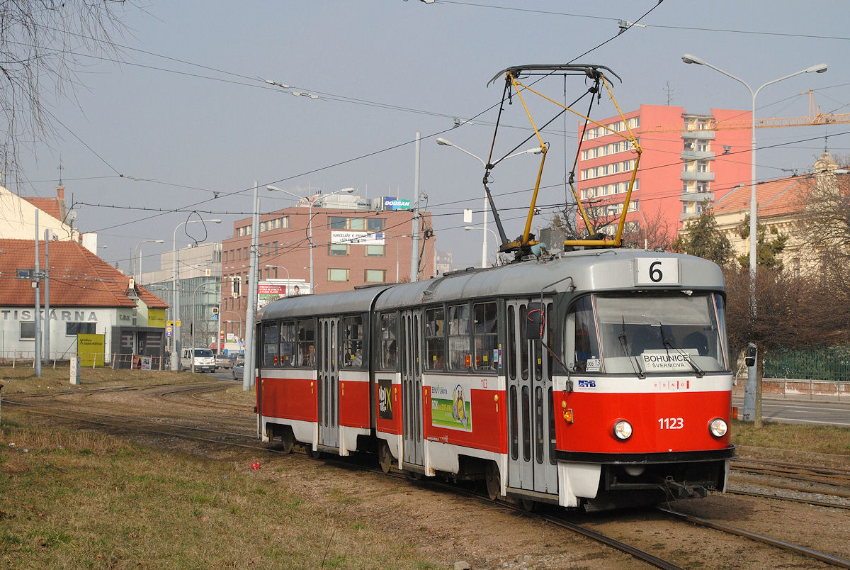 Der nicht modernisierte K2 1123 ist als Verstärkerzug der Linie 6 in der Videnska ulica bei der Haltestelle Celni in Richtung Bohunice Smermova unterwegs.(20.02.2015)