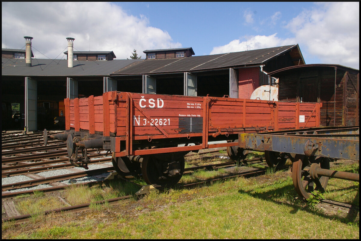 Der Niederbordwagen ČSD N 3-22621 stand an der Drehscheibe im Eisenbahnmuseum Jaroměř. Gebaut wurde er von Ringhoffer Praha im Jahr 1913.

Eisenbahnmuseum Jaroměř, 21.05.2022
