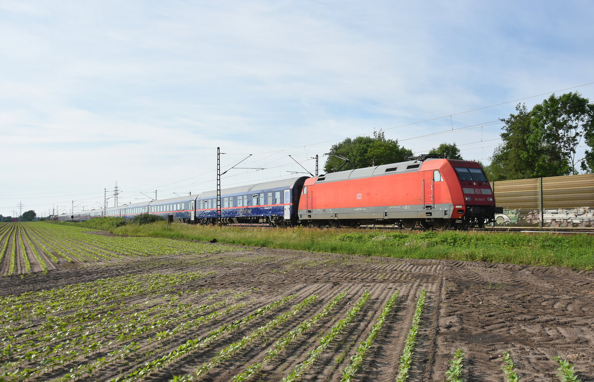 Der NightJet mit der 101 034-7 in Front, unterwegs in Richtung Hamburg. Höhe Bardowick, 18.06.2019.