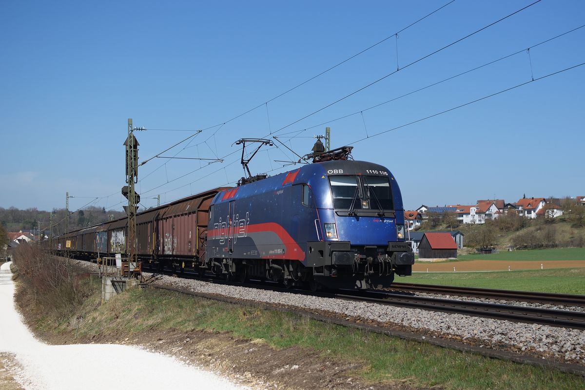 Der Nightjet Taurus 1116 195 zieht am 8. April 2018 den leeren  Kühlschrankzug  zwischen Lonsee und Westerstetten zurück Richtung Ulm.