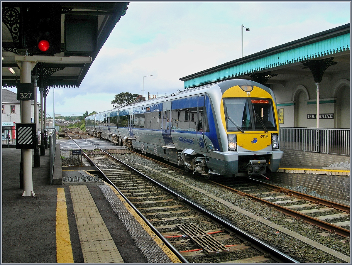 Der NIR Dieseltriebzug 3010 trifft aus Belfast in Coloraine ein und wird nach einem kurzen Aufenthalt nach Derry weiterfahren.

21. September 2007