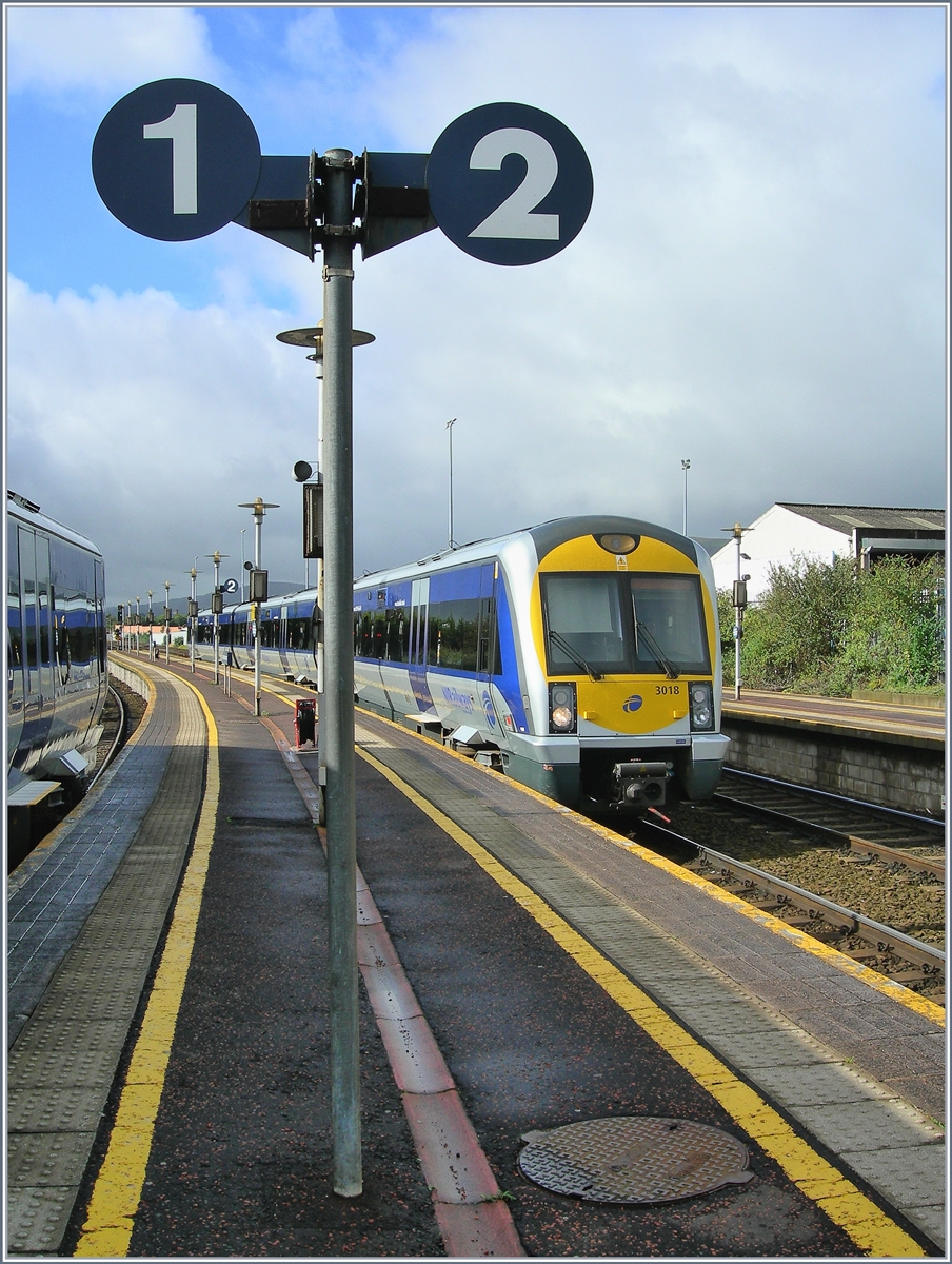 Der NIR Dieseltriebzug 3018 trifft, von Portadown kommend, im Kopfbahnhof Belfast Great Victoria Street ein. Er fährt nach kurzem Aufenthalt weiter nach Bangor.

Belfast hat zwei große Bahnhöfe: Belfast Central (mit vier Druchgangsgleisen) und Belfast Great Victoria Street (mit vier Kopfgleisen). Beide, etwa gute Meile (also 1,6 km) Luftlinie auseinander liegenden Bahnhöfe werden durch eine Hufeisenförmige Streckenführung miteinander verbunden. In Belfast Central bzw. nördlich davon verzweigen sich die Strecken nach Derry, Larne und Bangor, der Enterprise Service von und nach Dublin bedient nur Belfast Central. BW und Abstellgleise befindet sich nördlich von Belfast. 
24. September 2007 