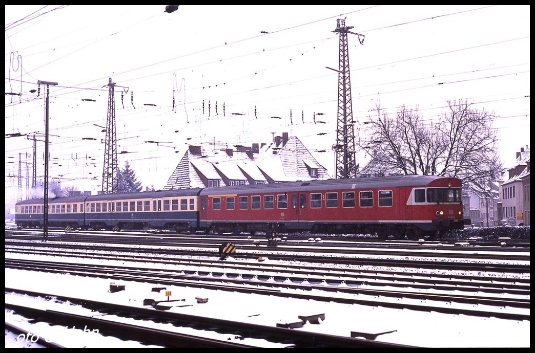 Der noch in altem DB Rot lackierte Triebwagenkopf 624668 war einer der letzten in dieser Lackierung beim BW Osnabrück. Hier rangiert das Fahrzeug eine dreiteilige Einheit im HBF Osnabrück oberer Bahnhof am 13.2.1991.
