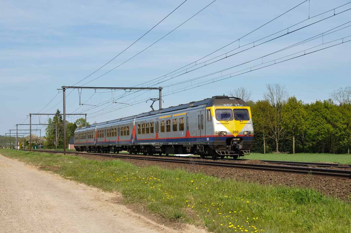 Der noch in der alten Memlinglackierung gehaltene Triebzug 393 als IC 5365 Hasselt - Maastricht, hier am 06/05/2016 abgelichtet kurz vor Tongeren.