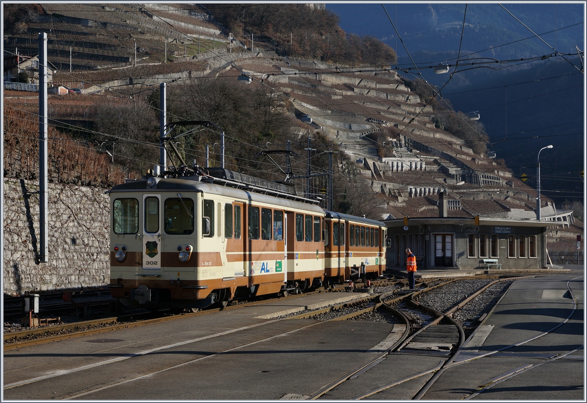 Der noch braune AL BDeh 4/4 302 fährt nach der Spitzkehre in Aigle Dépôt A-L mit seinem Bt weiter Richtung Leysin.
14. Dez. 2016