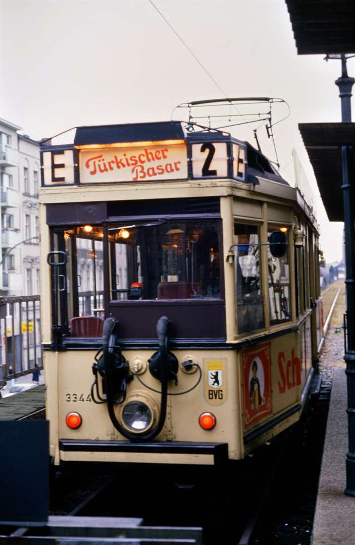 Der noch erhaltene TW 3344 auf der Nostalgietram zwischen Nollendorfplatz und Bülowstraße. 
Hier fährt nun die U-Bahn und diese Tram war leider nur Episode.
Datum: 03.02.1988