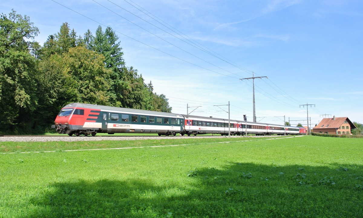 Der noch gr�ne Bt IC 50 85 28-94 939-1 an der Spitze des RE 3224 bei Hindelbank, 21.09.2013.