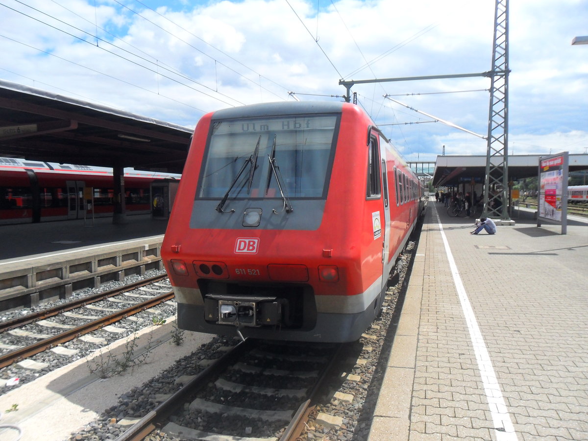 Der noch immer Unneigefähige 611 021 erreicht mit einer Verspätung von ca. 5 Minuten als Re 22337 (Sigmaringen - Ulm hbf) Ulm hbf auf Gleis 7 Nord.

Das Bild entstand am 03.07.2016