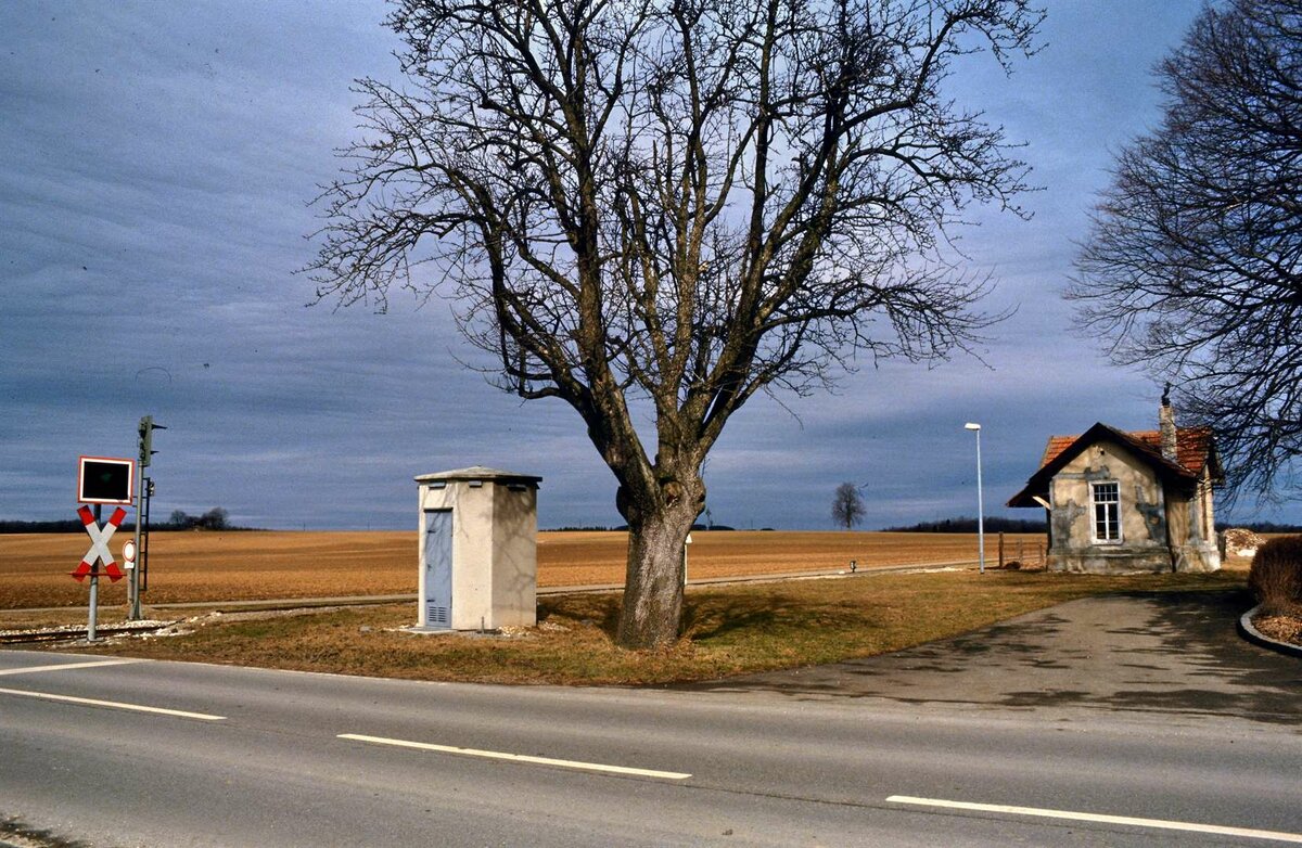 Der noch unrestaurierte Lokalbahnhof Waldhausen der WEG-Nebenbahn Amstetten-Gerstetten.  Lokalbahn  sollte hier als Eigenname der Bahnlinie verstanden werden.
Datum: 01.04.1985 