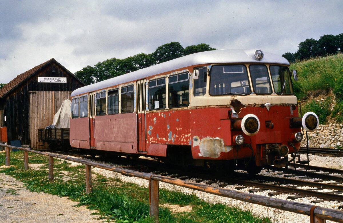 Der noch unrestaurierte MAN-Schmalspurschienenbus (T 37), der auch früher schon bei der Härtsfeldbahn gefahren war, vor der Wagenhalle in Neresheim (1988?). Ich bin früher selbst mit diesem Schienenbus zwischen Amstetten und Laichingen mitgefahren.