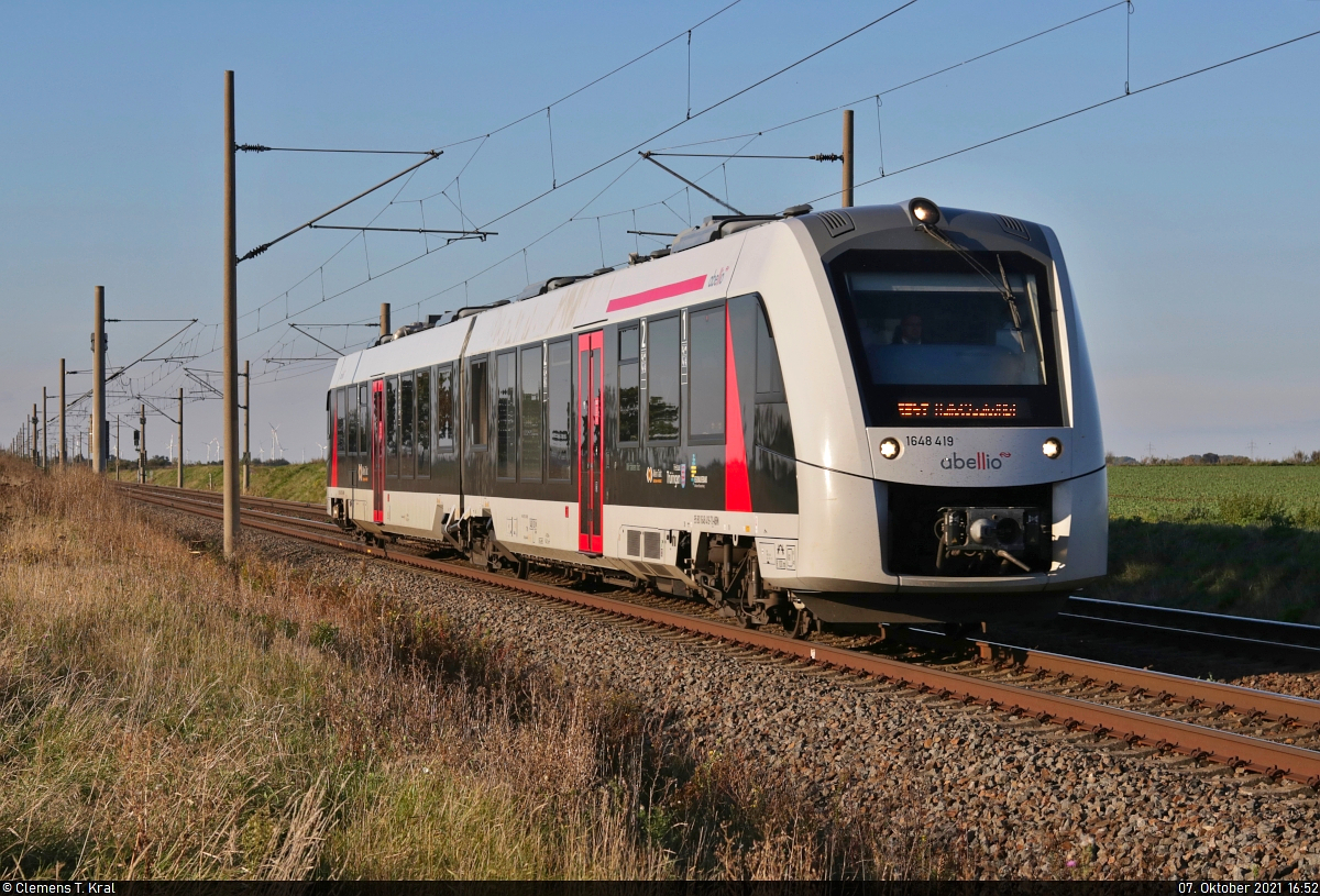 Der Nonstop-Verstärker zwischen Bernburg und Halle (Saale) ist mit 1648 419-7 (Alstom Coradia LINT 41) bei Eismannsdorf (Niemberg) unterwegs.

🧰 Abellio Rail Mitteldeutschland GmbH
🚝 RB 80431 (RB47) Bernburg Hbf–Halle(Saale)Hbf
🚩 Bahnstrecke Magdeburg–Leipzig (KBS 340)
🕓 7.10.2021 | 16:52 Uhr