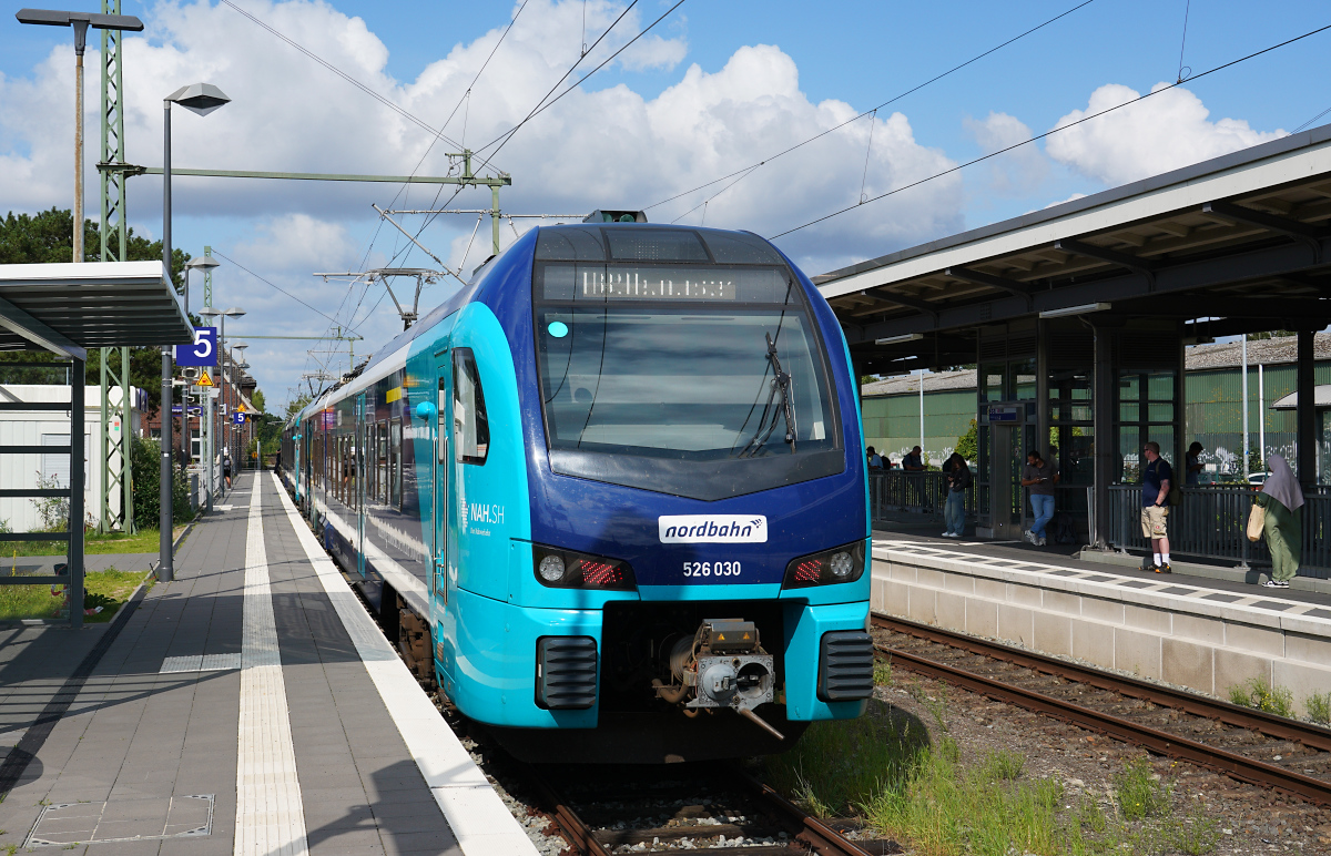 Der Nordbahn-526 030 zeigt sich hier mit angelegtem Stromabnehmer am 28.07.2025 im Bahnhof Bad Oldesloe