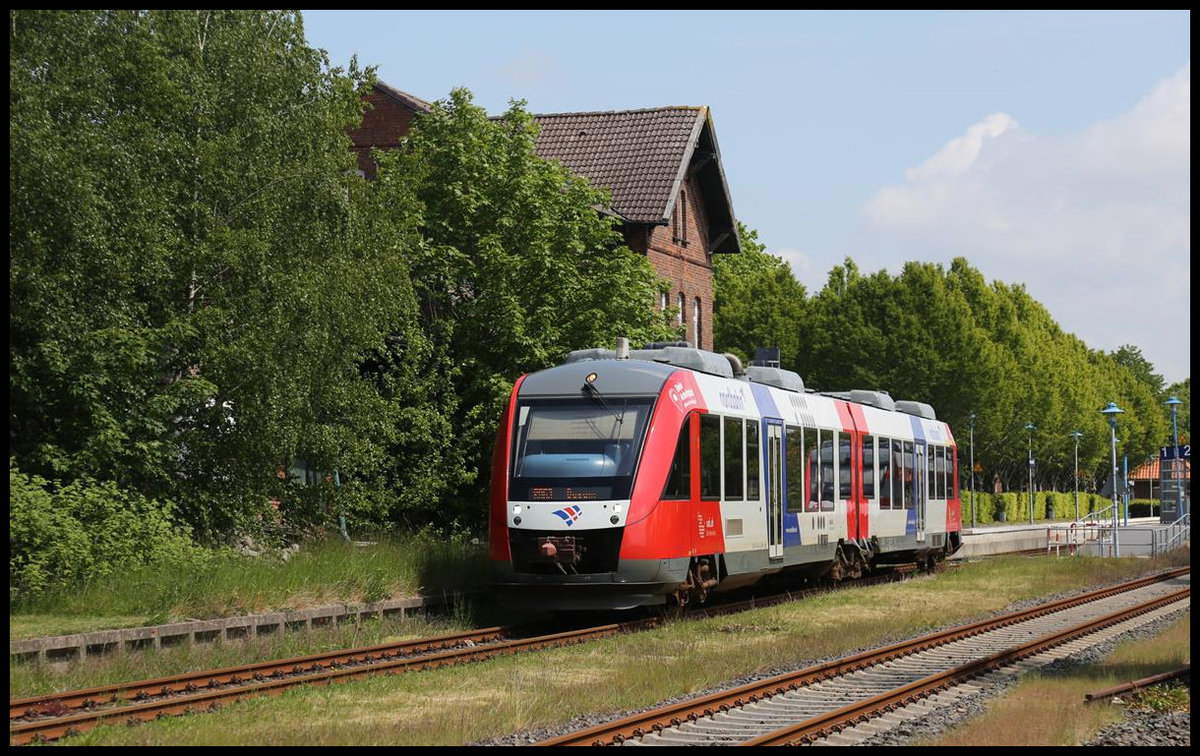 Der Nordbahn VT 648144 der AKN fährt hier am 26.05.2020 um 14.00 Uhr aus Hohenwestedt weiter nach Büsum.