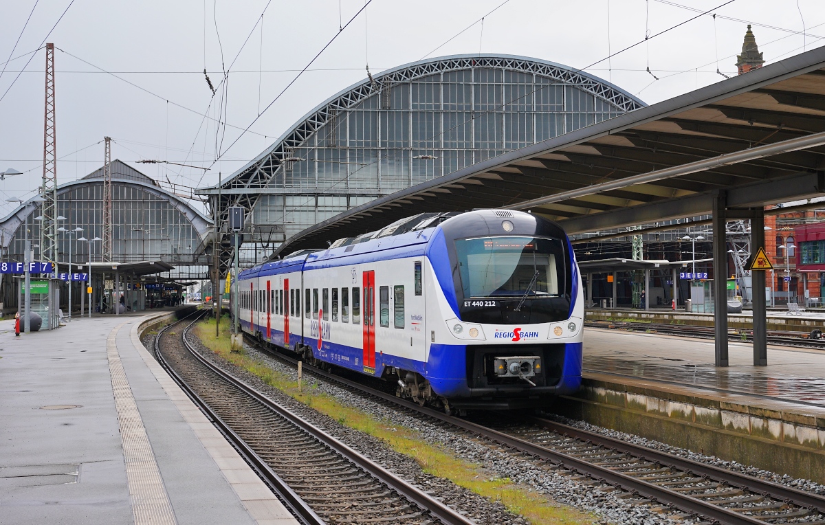 Der NordWestBahn-ET 440 212 verlässt am 17.04.2024 den Bremer Hauptbahnhof
