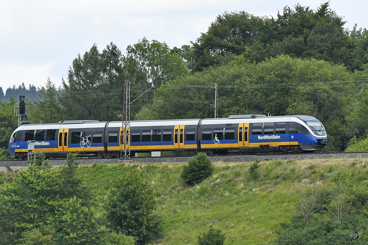Der NordWestBahn-Triebzug VT 643 307 Anfang Juli 2019 bei Altenbeken.