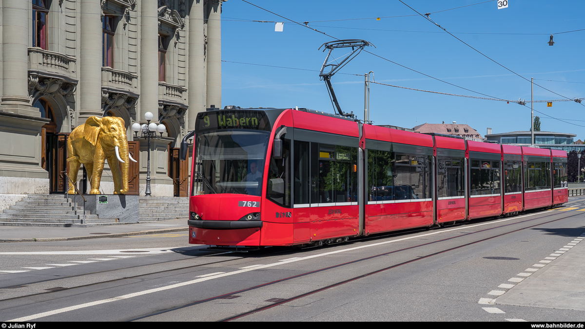 Der normalerweise auf dem Dach des naturhistorischen Museums stehende goldene Elefant, macht derzeit vor dem Stadttheater auf dessen Stück  Der Elefant von Murten  aufmerksam.<br>
Am 8. Juni 2019 begegnet ihm Combino 762 auf dem Weg nach Wabern.