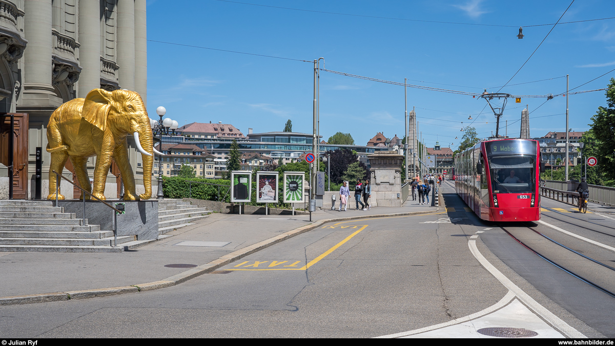 Der normalerweise auf dem Dach des naturhistorischen Museums stehende goldene Elefant, macht derzeit vor dem Stadttheater auf dessen Stück  Der Elefant von Murten  aufmerksam.<br>
Combino 653 verlässt am 8. Juni 2019 gerade die Kornhausbrücke auf der Linie 9 nach Wabern.