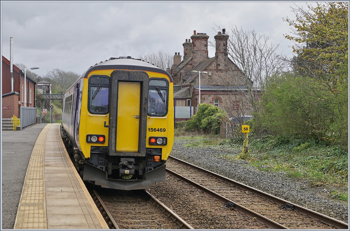Der Northern Dieseltriebzug 156 469 brachte uns von Nethertown nach Ravenglass und schickt sich schon an weiter Richtung Lancaster zu fahren. 
27. April 2018
