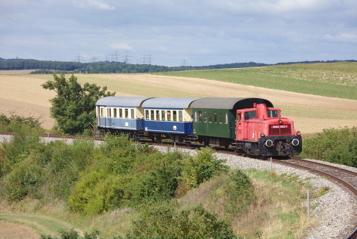 Der Nostalgie-Express Leiser Berge mit drei Spantenwagen und bespannt mit der 2062 053 kurz nach Hetzmannsdorf auf der Fahrt Ernstbrunn. (12.08.2017)