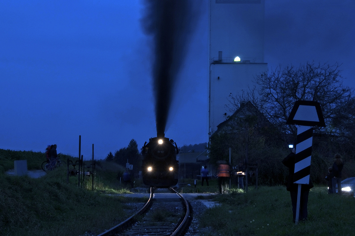 Der NostalgieExpress Leiser Berge ist von Ernstbrunn nach Wien Praterstern unterwegs. Die Aufnahme entstand am 26.10.2014 in Wetzleinsdorf.