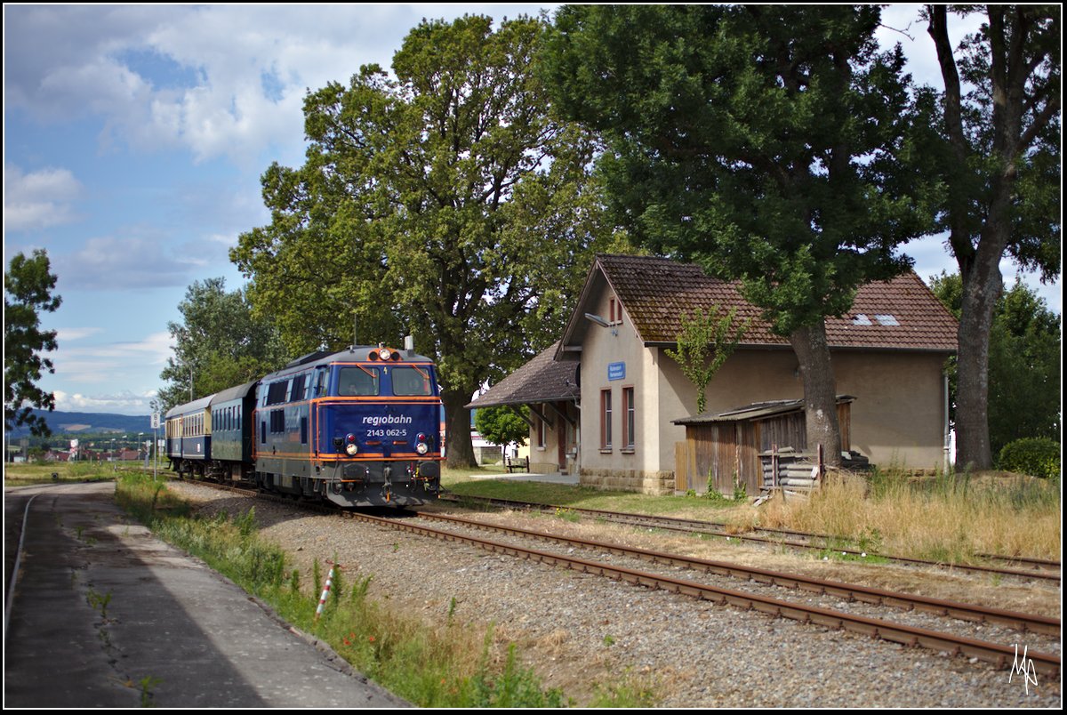 Der Nostalgieexpress Leiser Berge mit der 2143.062 an Spitze in Rückersdorf-Harmannsdorf. (01.07.2017)