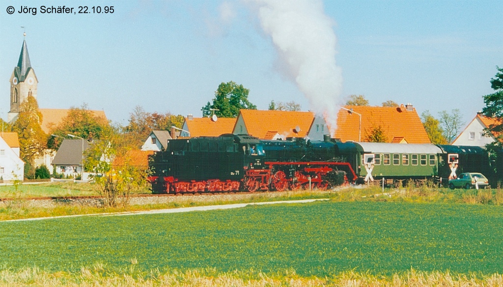 Der Nostalgiezug der Bayernbahn am 22.10.95 in Unterwurmbach. Obwohl etwa 
1.000 Menschen in dem Gunzenhausener Stadtteil wohnen und die Bahn dicht an 
den Häusern vorbei fährt, gab es dort nie einen Haltepunkt.
