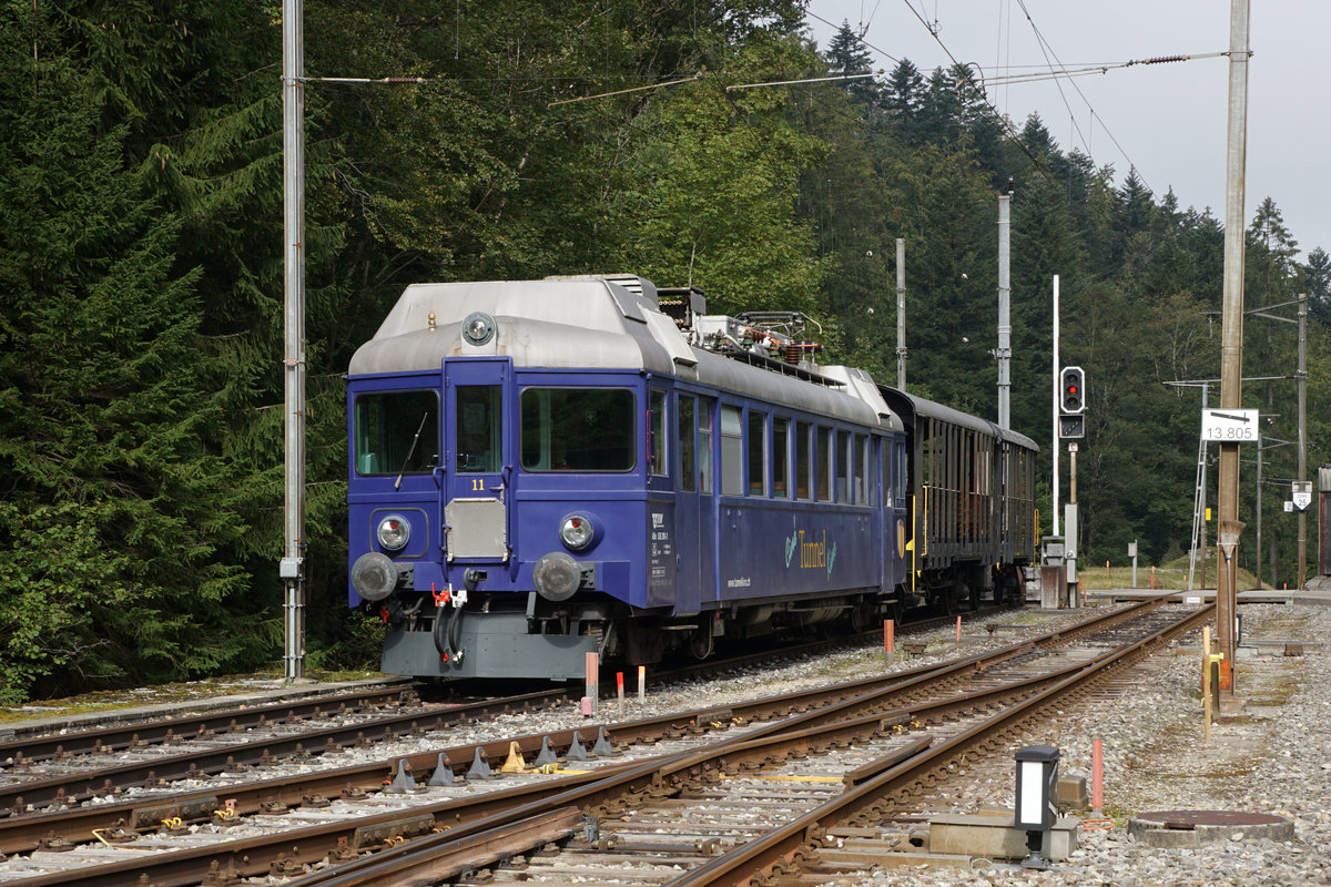 Der Nostalgiezug vom Verein Tunnelkino mit dem ABe 526 290-2, ehemals SOB, in Gänsbrunnen am 11. September 2020.
Der 3,7 Kilometer lange, einspurige Weissensteintunnel verbindet das Mittelland mit dem Jura. Dank der Erneuerung kann der 100-jährige Tunnel für die nächsten 25 Jahre befahren werden. Die BLS nutzt die notwendige Streckensperre, um die gesamte Strecke Solothurn – Moutier zu erneuern. Insgesamt investiert die BLS 145 Millionen Franken. Davon sind 85 Millionen für die Tunnelsanierung und rund 60 Millionen für die Arbeiten auf der Strecke vorgesehen.
Der Weissensteintunnel auf der Strecke zwischen Solothurn und Moutier ist in einem schlechten Zustand und muss erneuert werden.
Um den Tunnel effizient und kostengünstig sanieren zu können, muss ihn die BLS für die Dauer der Bauarbeiten (Juni 2021 bis November 2022) sperren. Während dieser Sperre fallen die beliebten Fahrten des Tunnelkinos aus. 
Foto: Walter Ruetsch