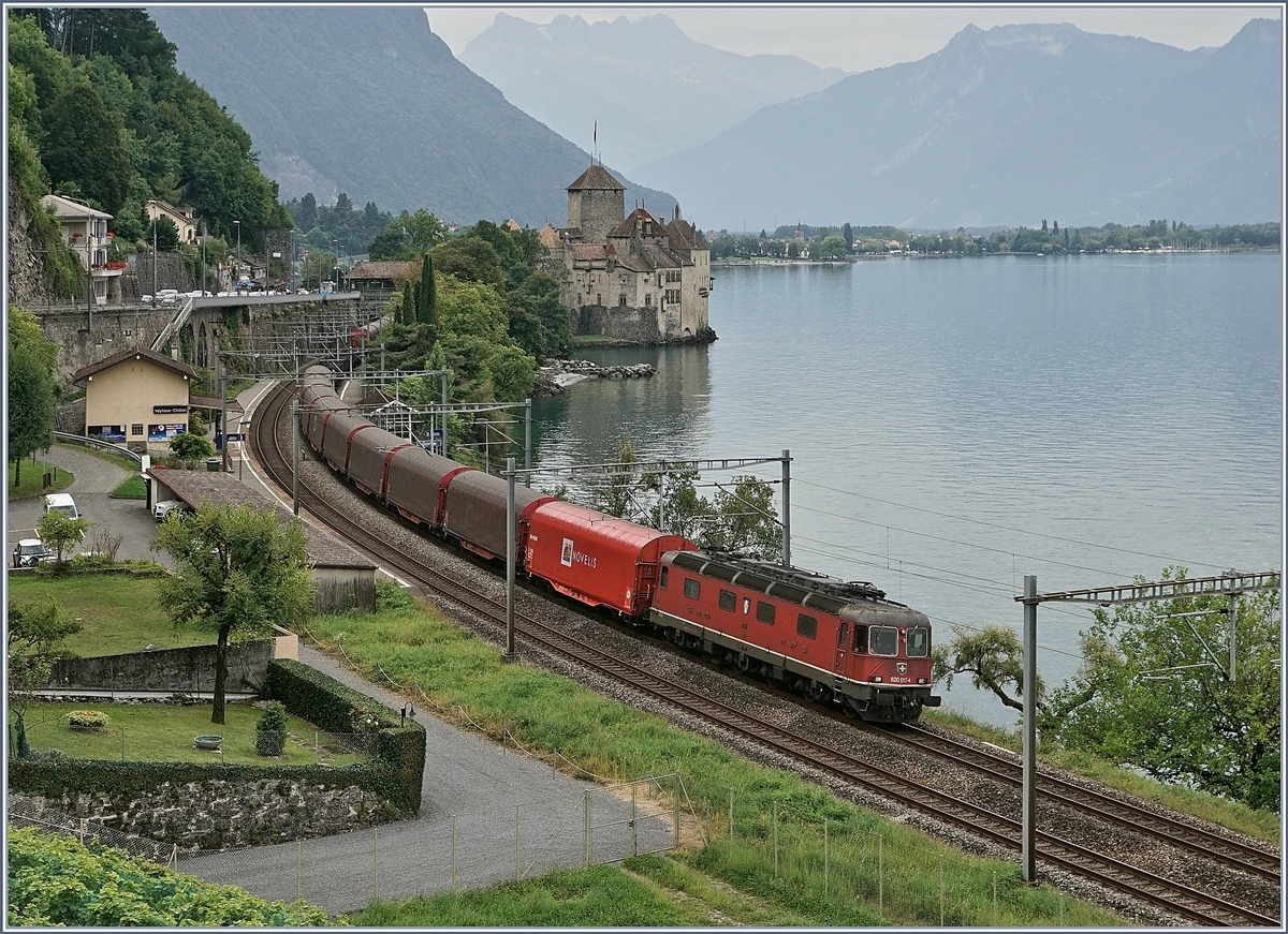 Der Novelis Aluminum Zug von von Sierre über Singen nach Göttigen mit der Re 620 017-4 vor der Kulisse des Château de Chillon.
28. Aug. 2017