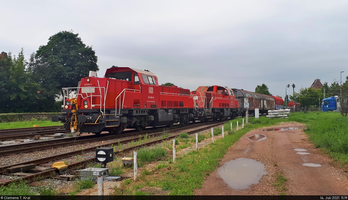 Der Novelis-Zug von Nachterstedt nach Magdeburg-Rothensee war an diesem Tag um mehrere Stunden verspätet. Mit 261 060-8 und 261 042-6 (Voith Gravita 10 BB) voran konnte ich ihn durch Zufall unweit des Bahnübergangs Staßfurter Höhe in Aschersleben erwischen.

🧰 DB Cargo
🕓 14.7.2021 | 11:19 Uhr

(Smartphone-Aufnahme)