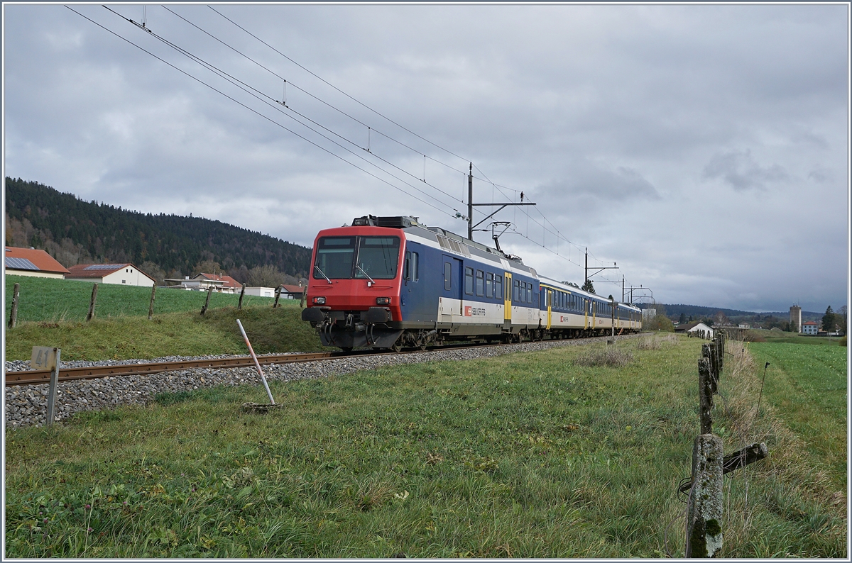 Der NPZ RBDe 560 004-2 mit seinem RE 18123 von Frasne nach Neuchâtel hat Frankreich verlassen und fährt nun bei Kilometer 41, wie links im Bild zu sehen, in Richtung Les Verrières, welches rechts im Bild zu erkennen ist.

5. Nov. 2019