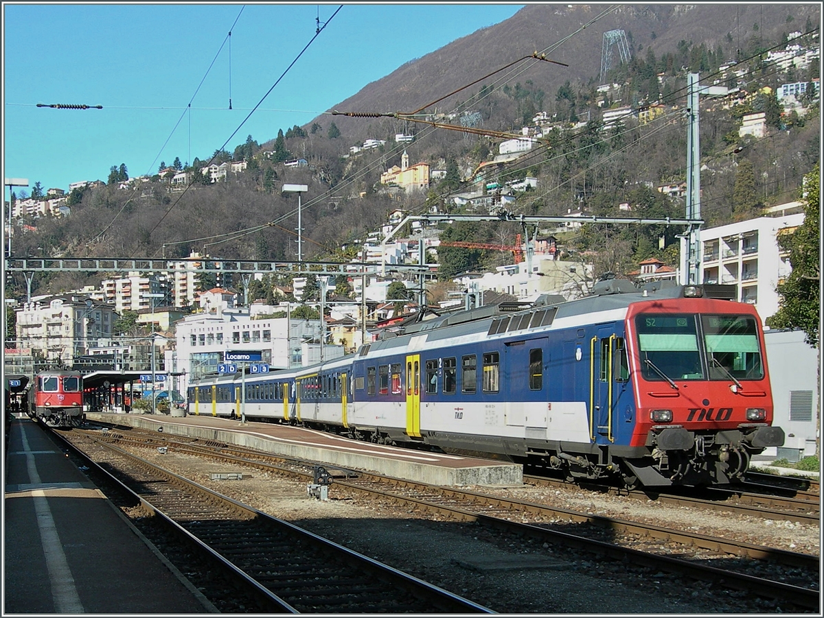 Der NPZ Tilo RBDe 560 122-4  Walenstadt  verlässt Locarno als S 2 Richtung Bellinzona.
13. März 2006