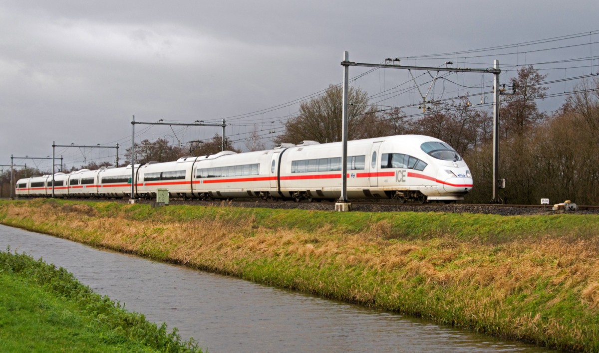 Der NS ICE3m 4653 bei Autobahn A12 zwischen Utrecht und Arnheim unterwegs nach Frankfurt 02/01/2014