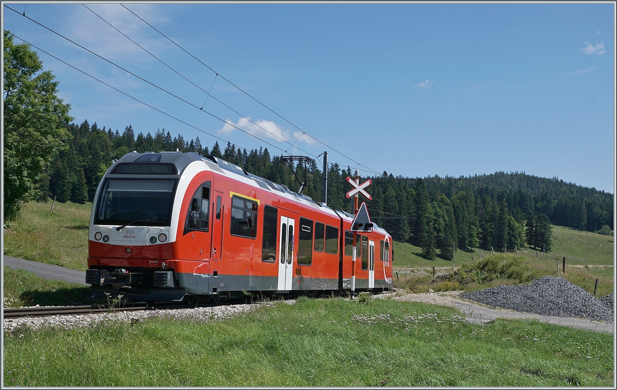 Der NStCM ABe 4/8 407-408 als Regionalzug 127 von La Cure nach Nyon unterwegs, erreicht in Kürze La Givrine. 

10. August 2021