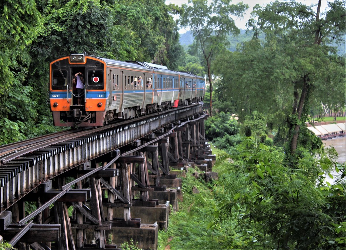 Der nur am Wochenende verkehrender Excursion-Train zwischen den Bahnhöfen Saphan Tham Krasae und Tham Krasae. Im Bild betritt die SRT THN 1124 als Excursion Train 909 Nam Tok-Bangkok am 6. August 2017 die Tham-Krasae-Viadukt auch bekannt als die  Death Bridge  oder  Todesbrücke .