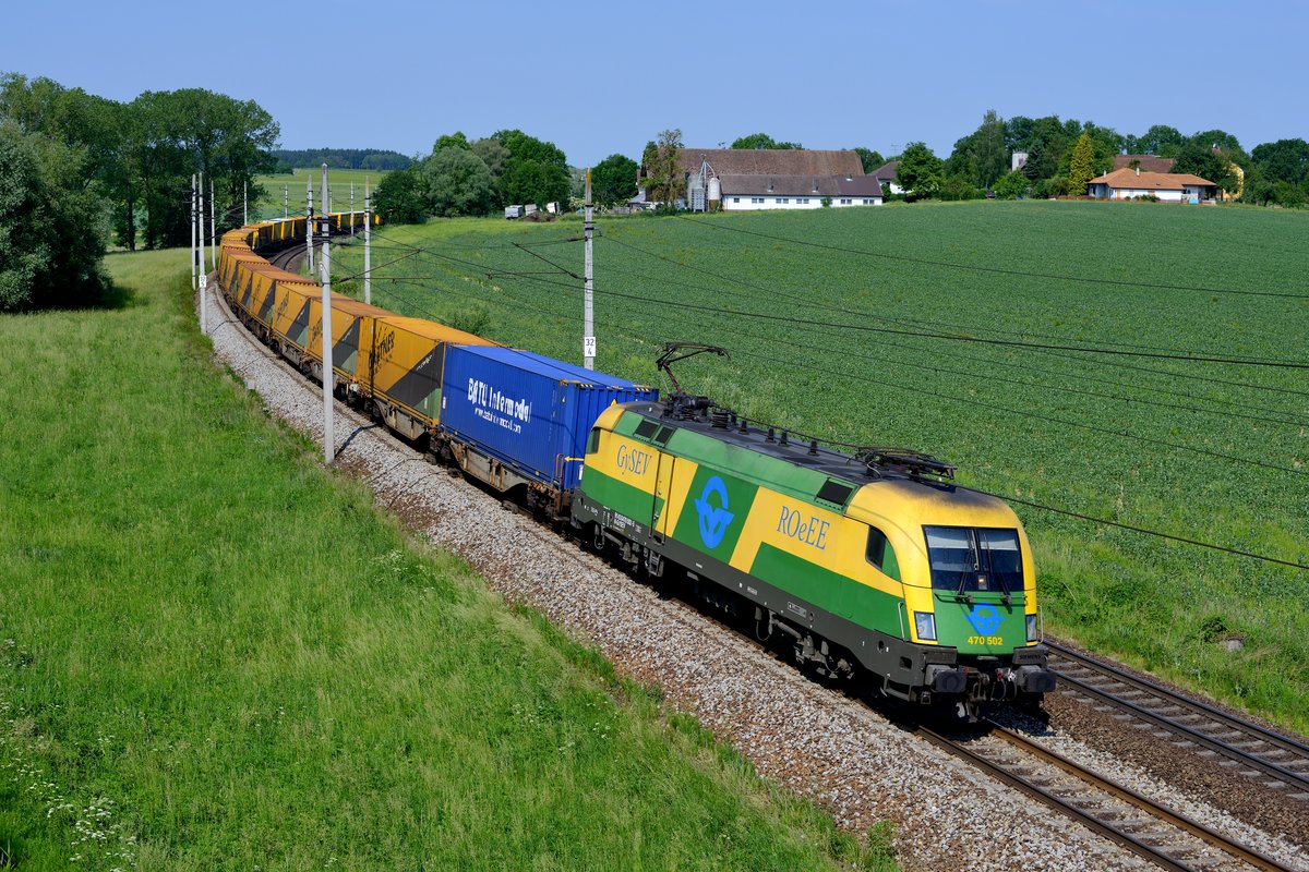 Der nur mittwochs und an Samstagen verkehrende TEC 41931 steht momentan häufig im Fokus der Eisenbahnfreunde aus der Region. Wird er doch planmäßig zwischen Karlsruhe und Wels von einer Lok der GySEV gezogen. Mit etwas Glück kann das auch ein schöner Werbetaurus sein, der sich vor dem zumeist komplett mit Aufliegern der Spedition Gartner beladenen Zug gut macht. Am 03. Juni 2017 war 470 502 für diese Aufgabe eingeteilt. Aufgenommen habe ich den Zug bei Birnsteig - kurz vor dem Bahnhof Neumarkt-Kallham.