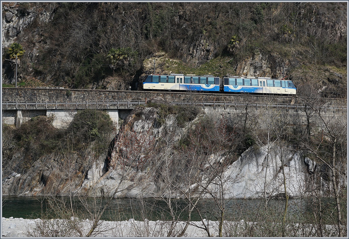 Der nur zweiteilige ABe 12/16 (ABe/P/Be/Be) also eigentlich ein ABe 8/8 (ABe/Be)
als  Treno Panoramico  N° 54 kurz vor Ponte Brolla auf der Fahrt nach Domodossola. 
Dank den noch blattlosen Bäumen konnte das Bild vom rechten Ufer der Melezza bei Losone aufgenommen werden.
16. März 2017